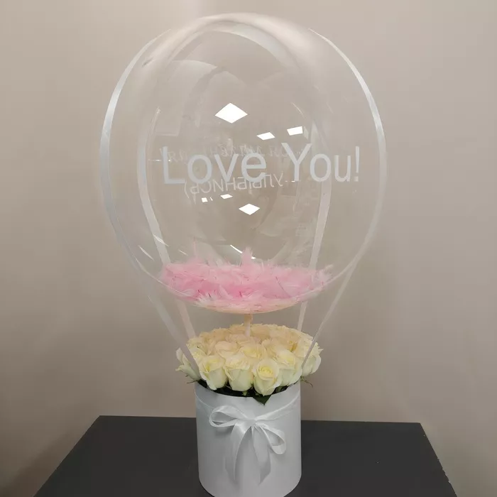 Композиция с белыми розами и шар Бабз